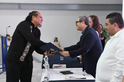 Entrega UNACH documentos del programa TUPHOGA a 129 egresados de posgrado
