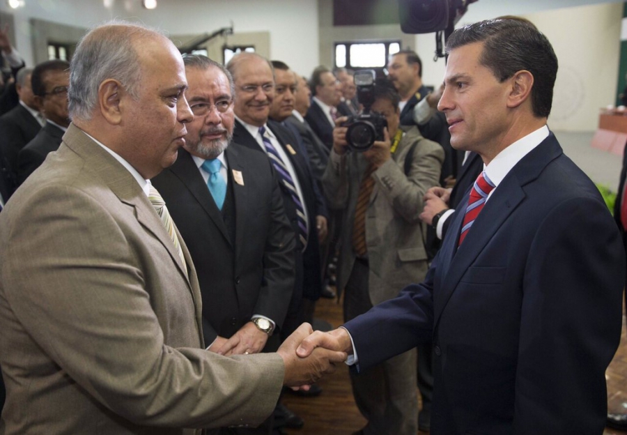El Rector de la Universidad Autónoma de Chiapas, Carlos Eugenio Ruiz Hernández, saludó e intercambio opiniones con el Presidente de la República, Enrique Peña Nieto.