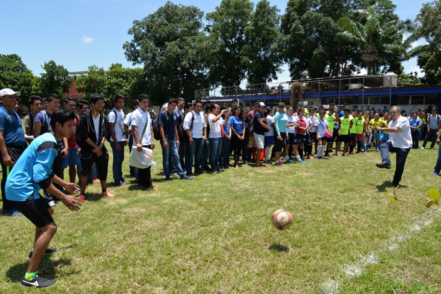 Participan alrededor de 300 jóvenes en torneo de futbol organizado por la UNACH