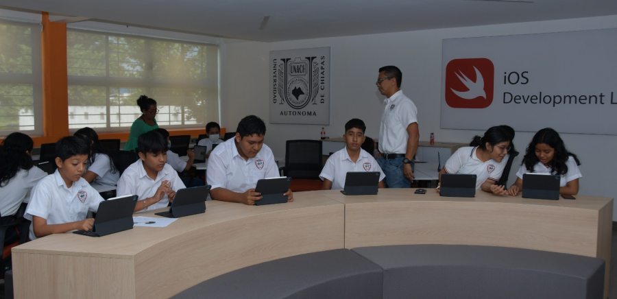 Imparte UNACH taller sobre desarrollo de habilidades creativas a través del iPad a estudiantes de secundaria en Tapachula