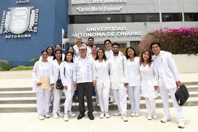 Entregan becas a estudiantes de la UNACH que forman parte del  Programa Delfín