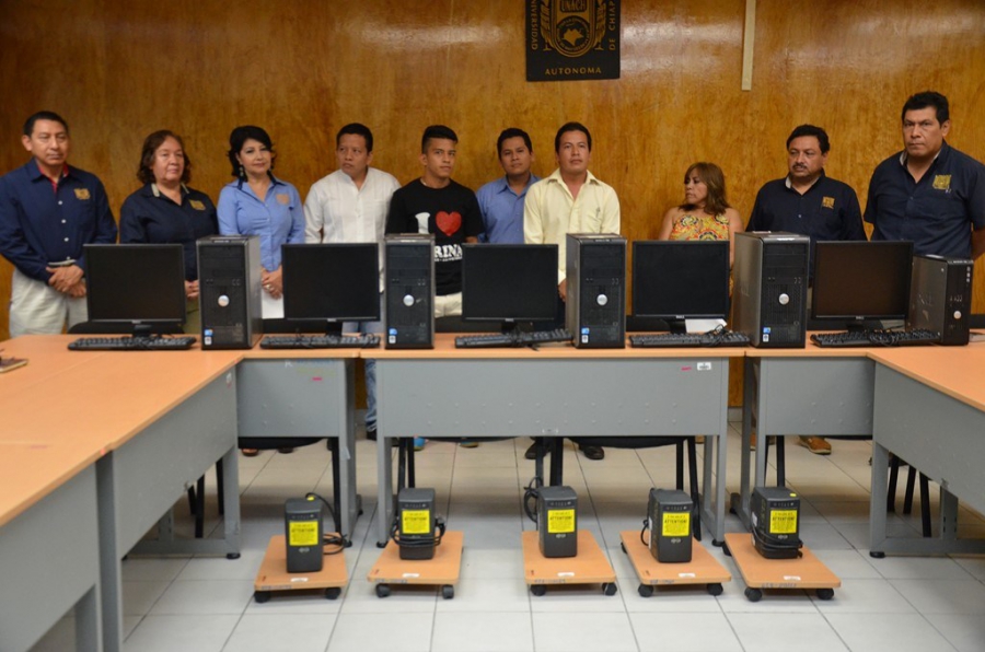Dona UNACH equipos de cómputo a Escuela Preparatoria de Tapachula
