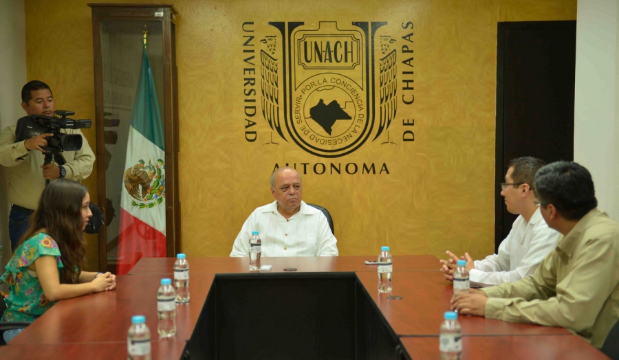 Destaca el Rector de la UNACH, Carlos Eugenio Ruiz Hernández  la calidad de la formación académica de la alumna Laila Vleeschower Calas