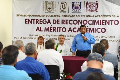 Entregan Medalla de Reconocimiento al Mérito Académico a docentes en activo y jubilados de la UNACH en Tapachula