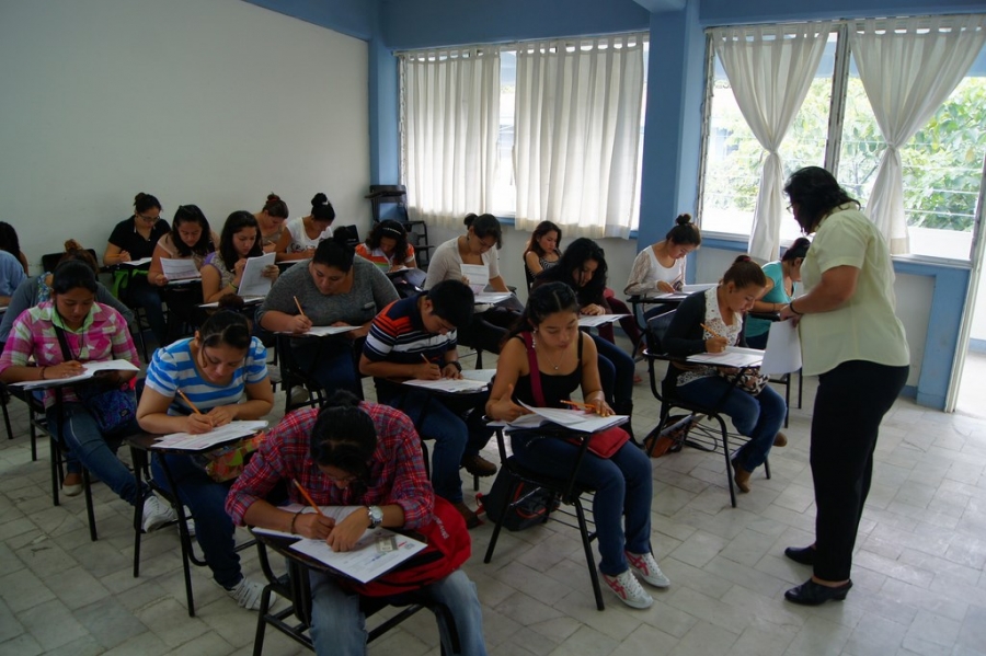 Presentan tres mil egresados de preparatoria y bachillerato examen de ingreso a la UNACH