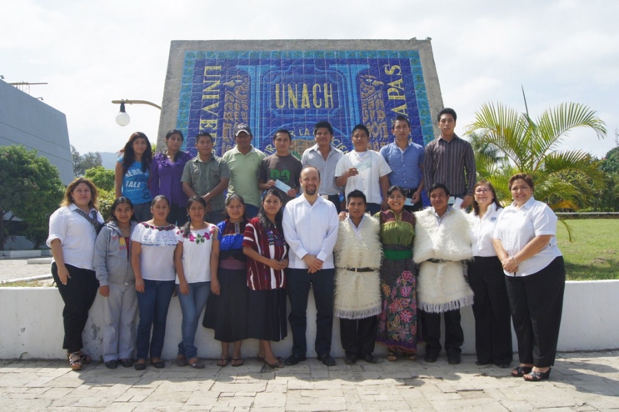 Para atender necesidades de la realidad sociocultural de Chiapas, entrega UNACH apoyos a estudiantes indígenas