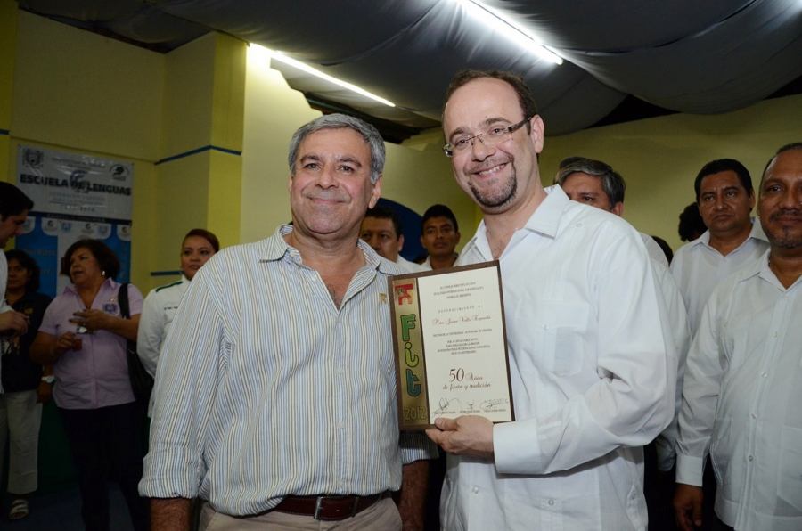 Por contribuir a la proyección del evento Entregan organizadores de la Feria Internacional de Tapachula reconocimiento a Jaime Valls Esponda