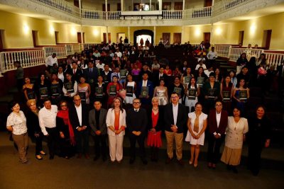 Realiza UNACH emotiva ceremonia de graduación de la comunidad de egresados de la Escuela de Lenguas San Cristóbal