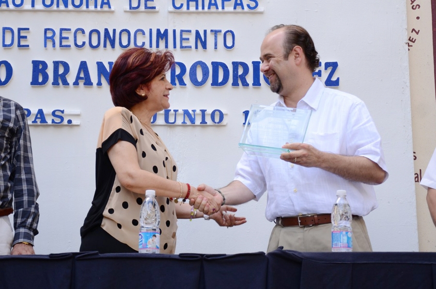 Entrega rector Jaime Valls Esponda reconocimiento a la académica Socorro Brandi Rodríguez