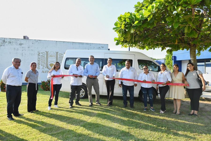 Entrega Administración Central de la UNACH unidad de transporte a la Escuela de Ciencias Administrativas Istmo – Costa