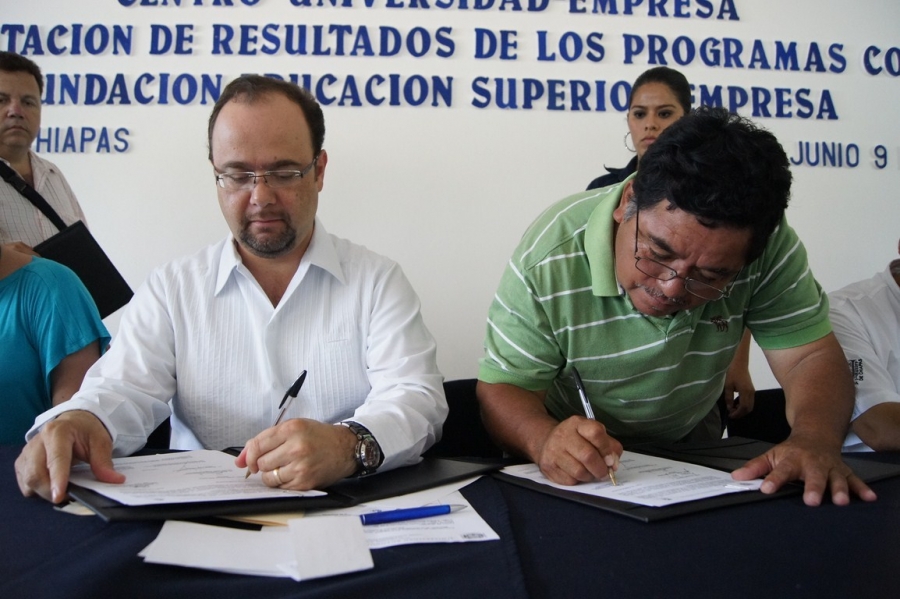 Firma JVE Convenio de Colaboración y entrega equipos a productores de la región Mezcalapa  