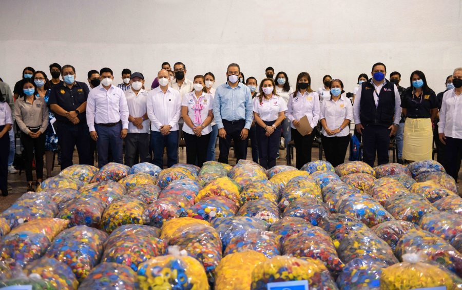 Realiza UNACH colecta record de tapas reciclables que fueron entregadas al DIF Chiapas