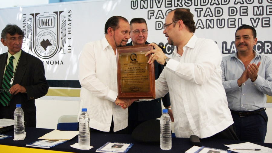 Recibe Facultad de Medicina Humana de la UNACH segunda acreditación entregada por el COMAEM