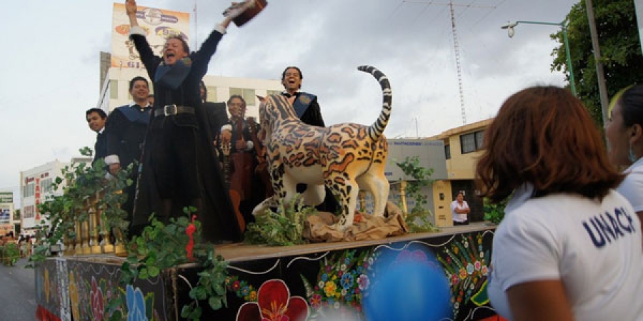 Colorido aporta UNACH a Carnaval en Tuxtla