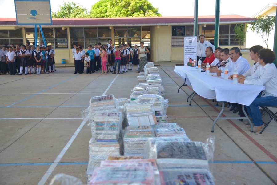 Dona UNACH más de 9 mil 600 libros a escuelas del nivel básico y medio superior de Arriaga y Pijijiapan