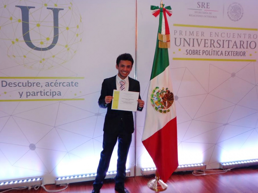 Premia SRE en Encuentro Universitario sobre Política Exterior a estudiante de la UNACH para realizar estudios en Suiza