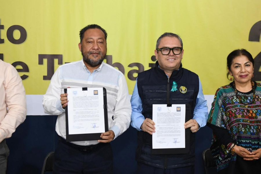 Firma Administraci&oacute;n Central de la UNACH el contrato colectivo de trabajo con el STAUNACH