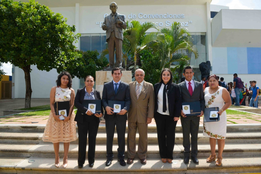 Entregan la Medalla al Mérito Universitario “Dr. Manuel Velasco Suárez” a graduados distinguidos de los posgrados de la UNACH