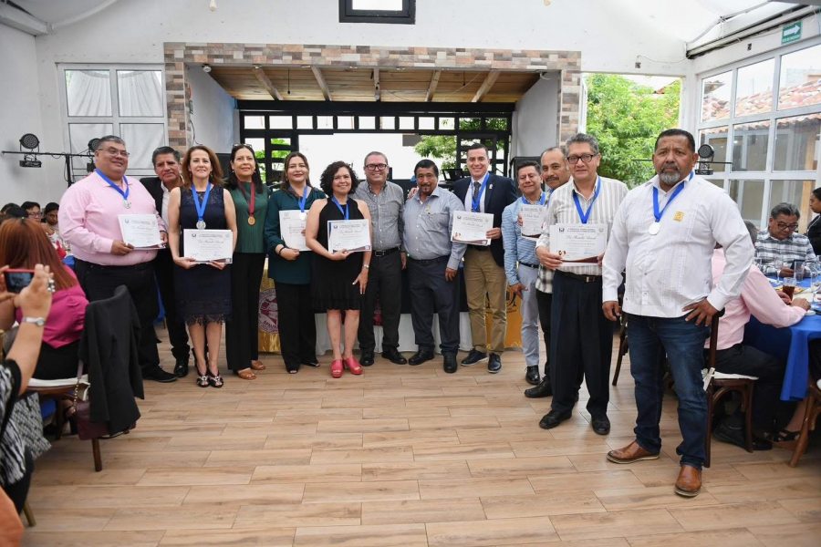 . Entrega UNACH preseas a docentes con 25 y 30 años de servicio