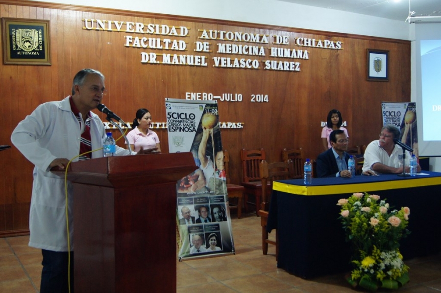 Dicta académico de la UNAM conferencia en la Facultad de Medicina de la UNACH
