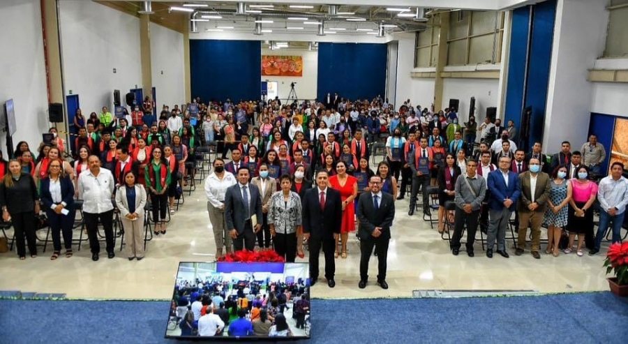 Celebra UNACH graduación de egresados de las licenciaturas que se imparten a distancia
