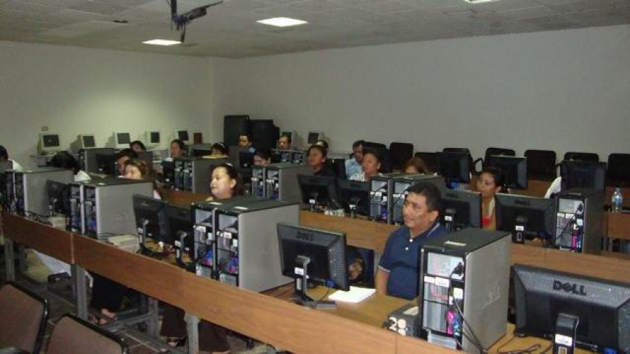 Abre UNACH a la sociedad realización de diplomados y cursos de computación en Tapachula