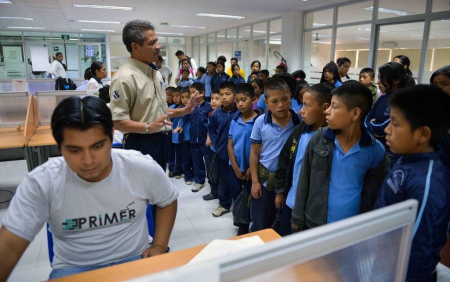 Realizan infantes de  Zinacantán visita guiada a la Biblioteca Central Universitaria UNACH