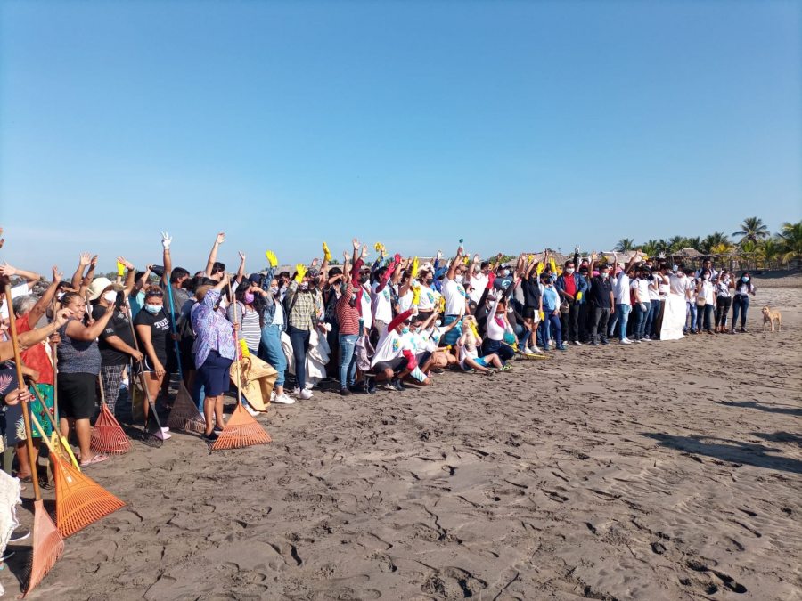 Alumnos y docentes de la UNACH participan en limpieza de Playas San Benito