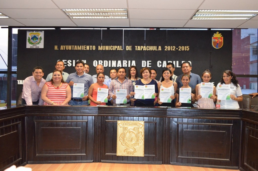 Entrega Ayuntamiento de Tapachula reconocimientos a estudiantes de la UNACH