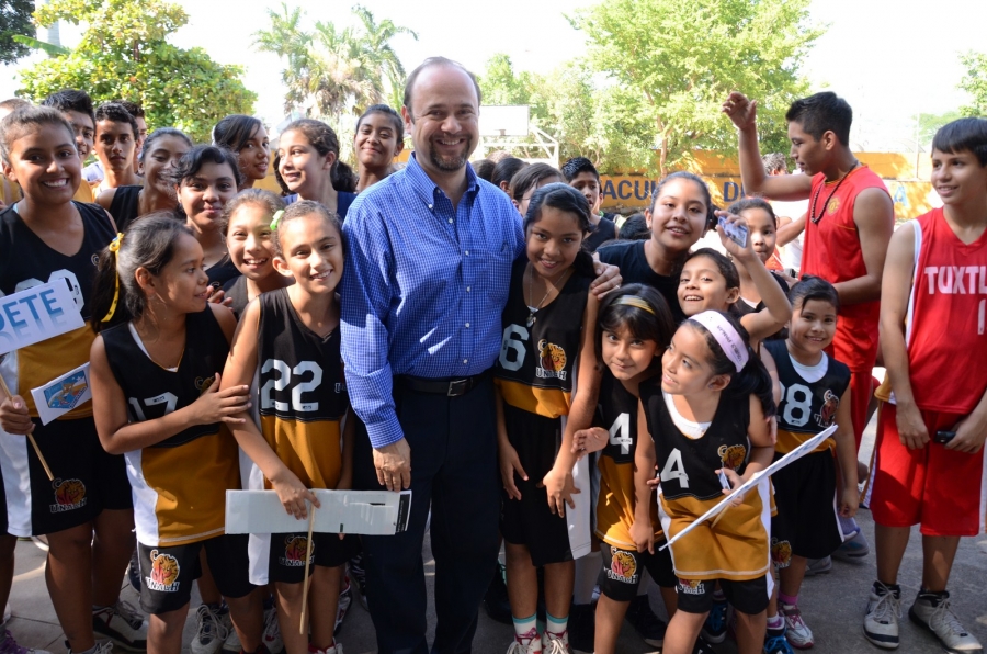 Inaugura rector de la UNACH, Jaime Valls Esponda primera escuela y liga de basquetbol “Ocelotes”