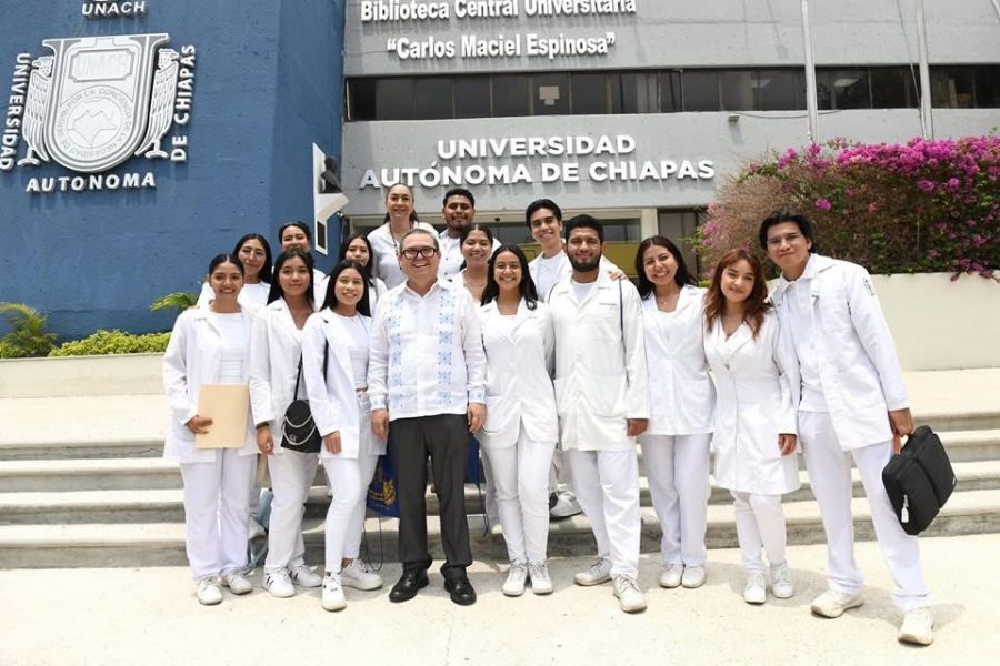 Entregan becas a estudiantes de la UNACH que forman parte del  Programa Delfín