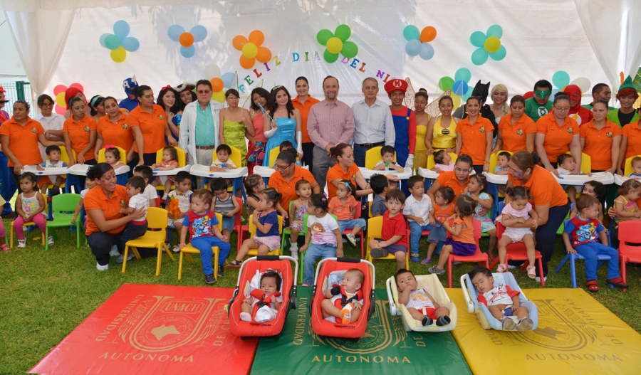 Celebra rector Jaime Valls Esponda Día del Niño en la Estancia Infantil UNACH