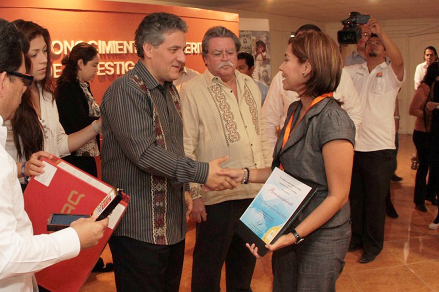 Recibe investigadora de la UNACH reconocimiento de manos del gobernador Juan Sabines Guerrero