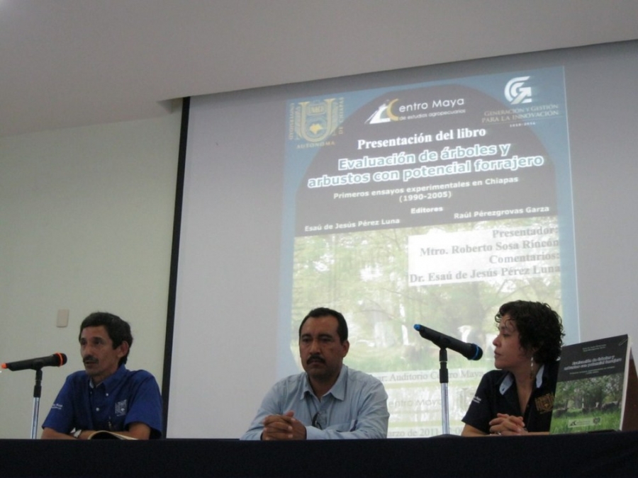 Investigador experto en forrajes presenta libro en Centro Maya