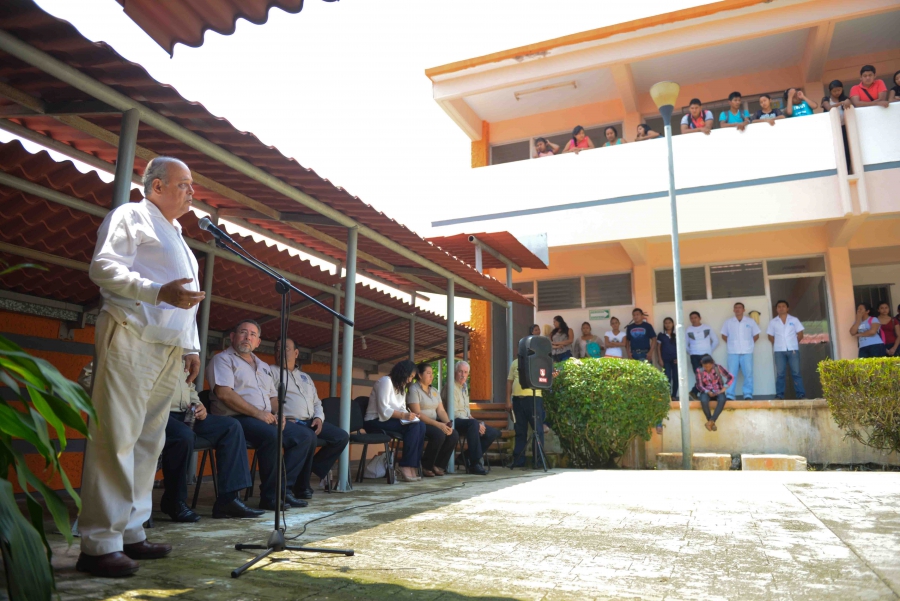 Da rector de la UNACH, Carlos Eugenio Ruiz Hernández, la bienvenida oficial a alumnos de nuevo ingreso