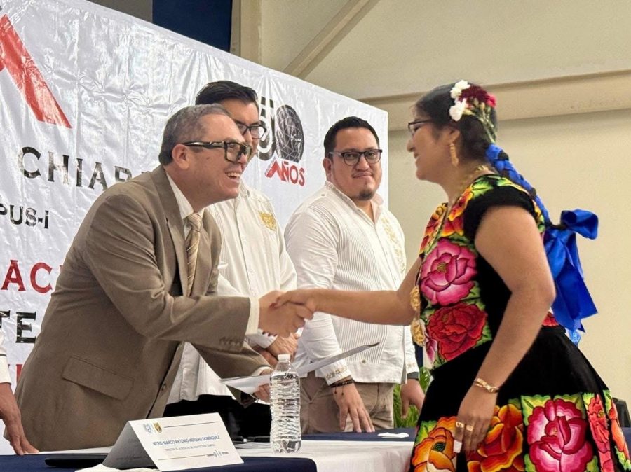 Entregan documentos a 146 jóvenes que egresaron de la Licenciatura en Arquitectura de la UNACH