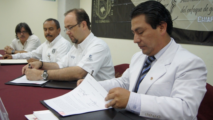 Firma UNACH acuerdo de colaboración con autoridades peruanas