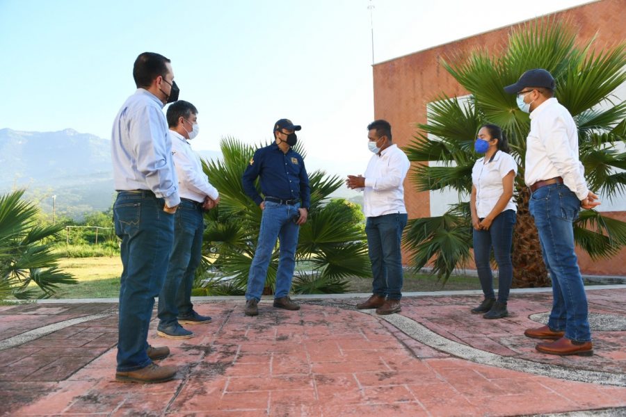 Se reúne el  rector de la UNACH, Carlos F. Natarén Nandayapa con integrantes de la comunidad de la Escuela de Estudios Agropecuarios