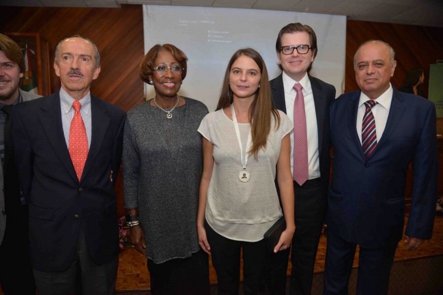 Entregan Premio Manuel Velasco Suárez a la Excelencia en Bioética 2015 a Róderic Molins Mota