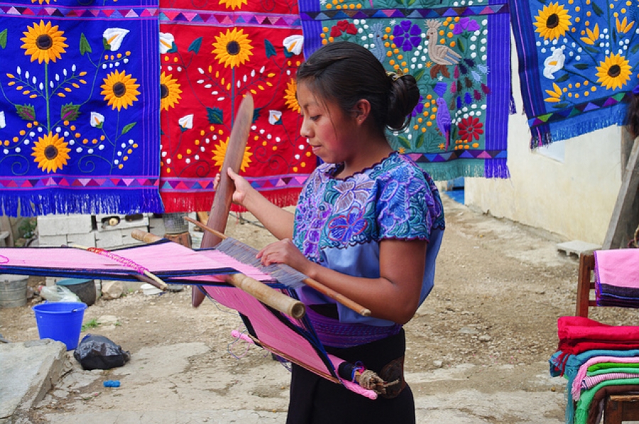 Atienden académicos de la UNACH problemática de mujeres indígenas productoras de tejidos y bordados