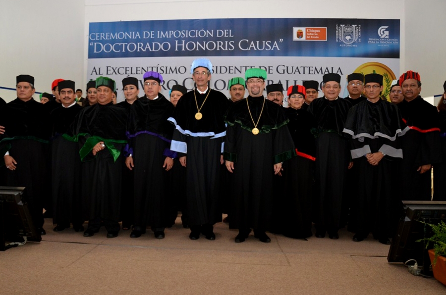 Recibe Presidente de Guatemala, Álvaro Colom Caballeros, Doctorado Honoris Causa por la UNACH