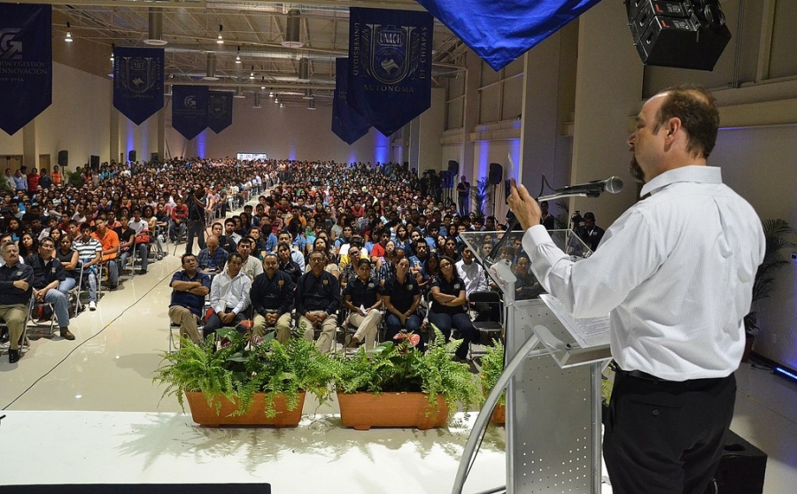 Se reúnen más de mil alumnos con el rector de la UNACH, Jaime Valls Esponda en el inicio del ciclo escolar agosto-diciembre