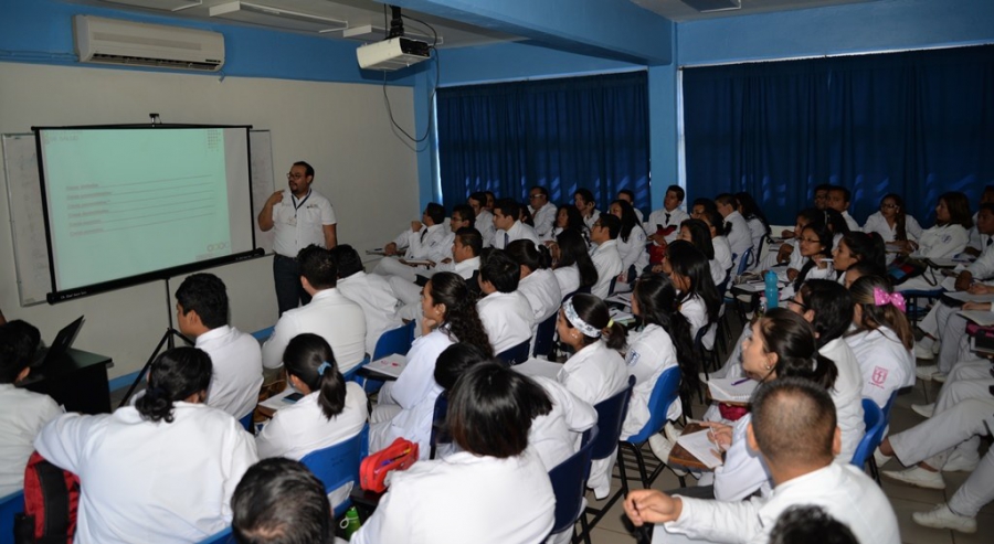 Capacitan funcionarios de la Secretaria de Salud a alumnos de la UNACH en temas de prevención de enfermedades transmitidas por vectores