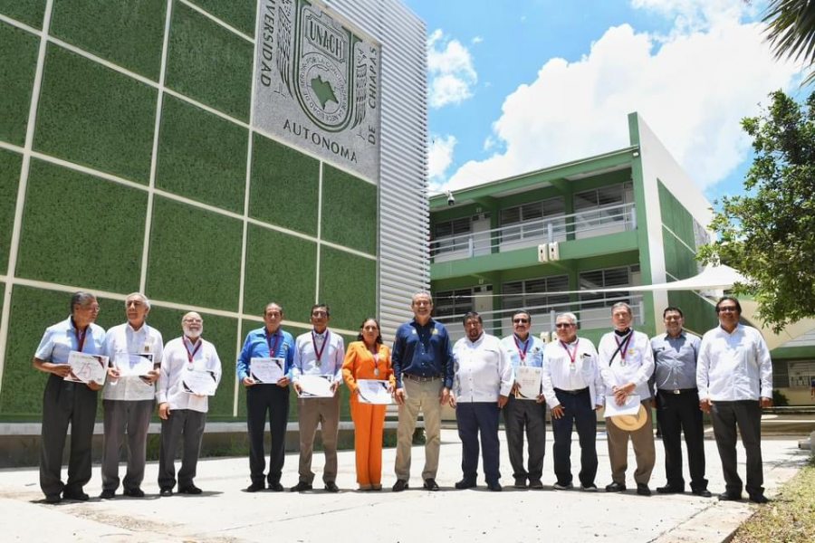 Entregan Medalla de Reconocimiento al “Mérito en el Servicio Universitario por sus años de servicio” a docentes jubilados de la UNACH